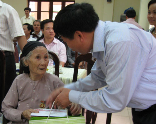 Vietnam expresa gratitud a familias de mártires y veteranos de guerra