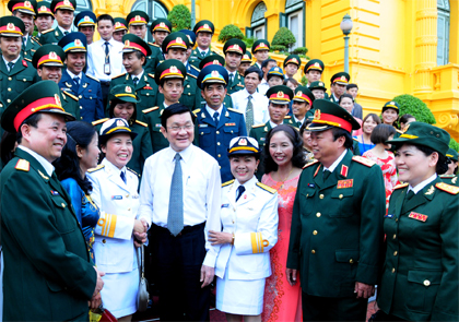 Presidente de Vietnam estimula a los militares a desarrollar economía doméstica