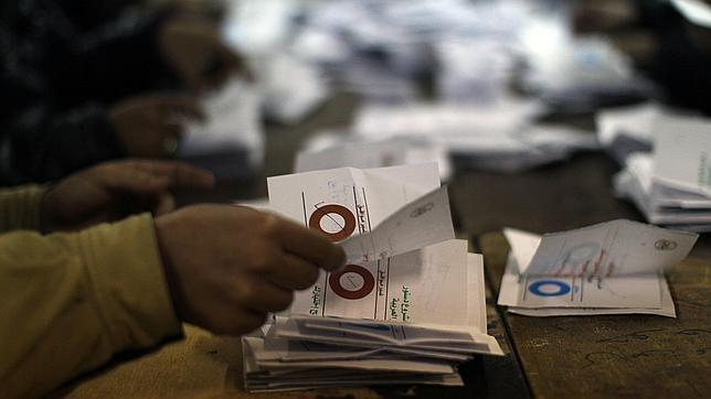 Mayoría de egipcios apoyan proyecto constitucional