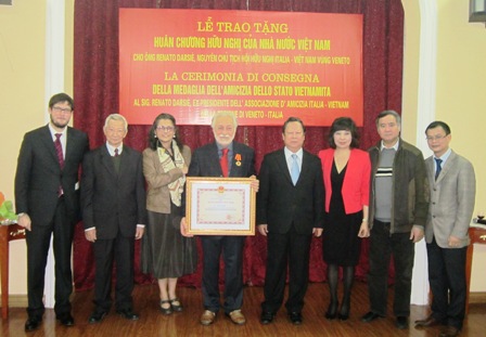 Amigo italiano condecorado con Orden de Amistad de Vietnam
