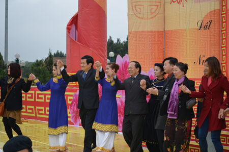 Presidente de Vietnam asiste a la fiesta cultural de étnicos