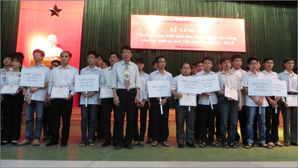 Entregan becas a 440 estudiantes de matemáticas