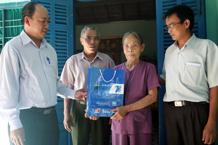 Destacan atención a personas con méritos revolucionarios de Khanh Hoa