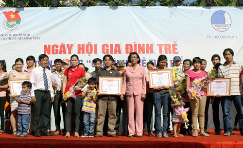 Vietnam honra a jóvenes familias más destacadas en 2013