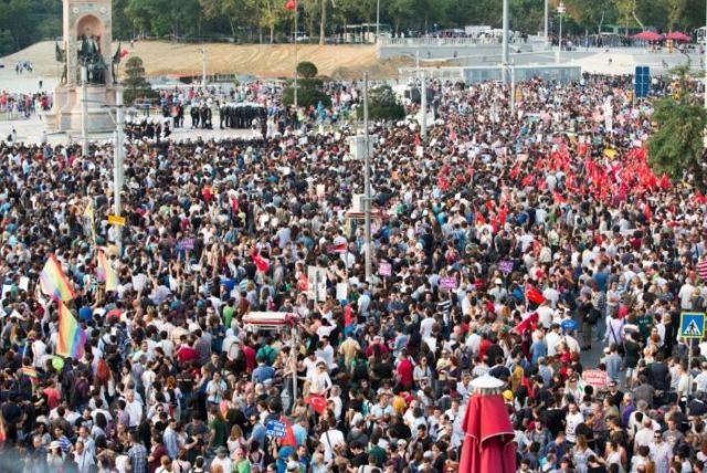 Las protestas se convirtieron en una ola de pro-kurdo en Turquía