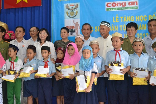 Entregan en Vietnam becas por motivo del Día de Mandela