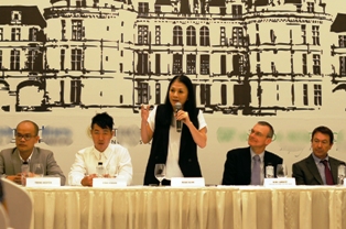 Túnica vietnamita se presenta en conocida mansión francesa