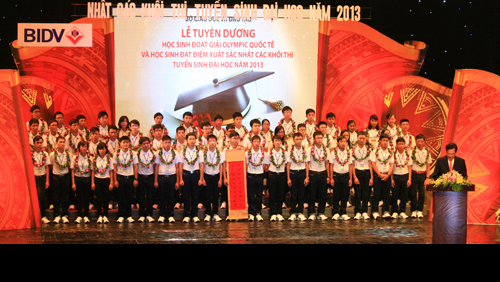 Gobernante honra a sobresalientes alumnos vietnamitas