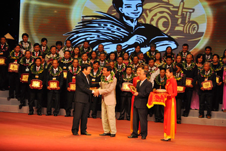 Vietnam honra a los campesinos más destacados del año 2013