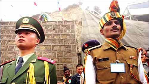 India y China planean establecer línea directa entre sus mandos militares