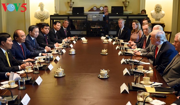 Nguyen Xuan Phuc sostiene conversaciones con Donald Trump