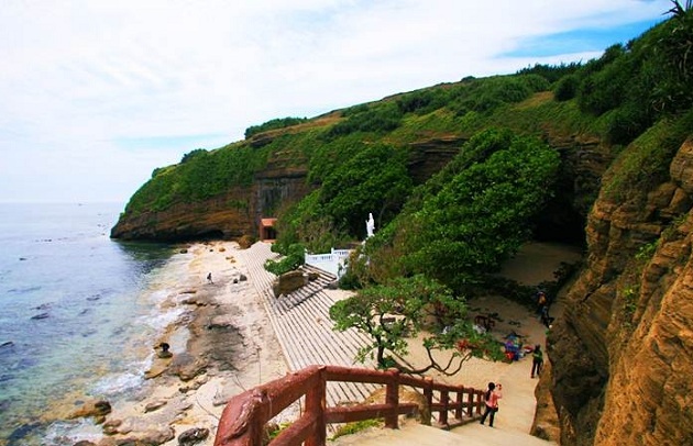 Visitan la pagoda de Hang en la isla de Ly Son