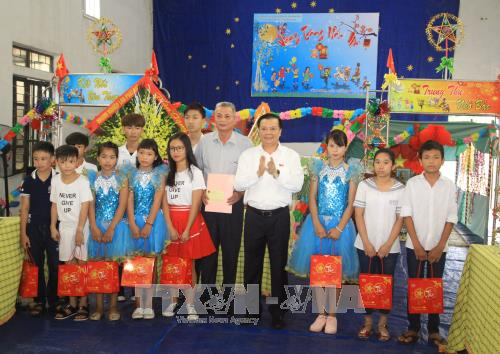 Niños vietnamitas disfrutan de una Fiesta del Medio Otoño significativa