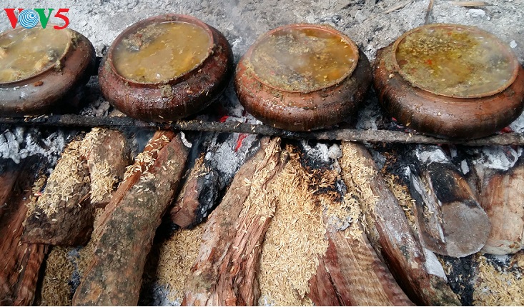 Pescado cocinado a fuego lento, un plato típico de la “aldea de Vu Dai”