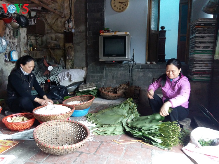 Oficio tradicional de hacer el “banh chung” en la aldea de Dam