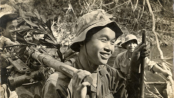 El veterano de guerra Phung Van Quan preserva el legendario bastón de bambú de Truong Son