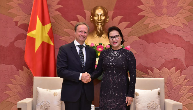 Presidenta del Parlamento de Vietnam recibe al embajador saliente de la Unión Europea