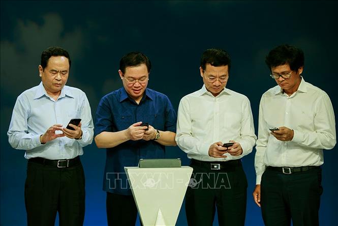Vietnam lanza campaña de apoyo a pobres a través de mensajes de telefonía móvil