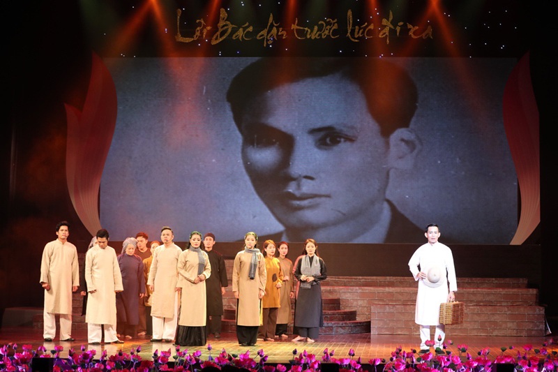 Ofrecen espectáculo en ocasión de los 50 años del testamento del presidente Ho Chi Minh