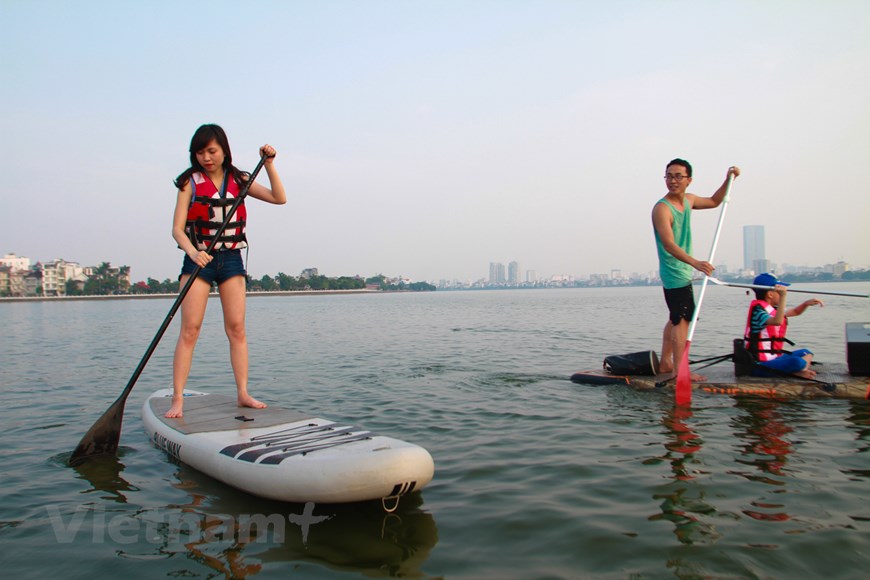 Surf de pala, nuevo deporte en el Lago Oeste en Hanói