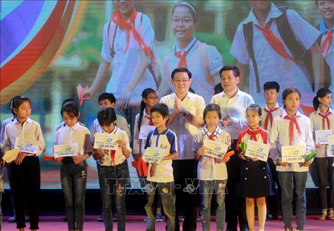 Vicepremier vietnamita entrega ayuda a estudiantes necesitados en Thai Binh