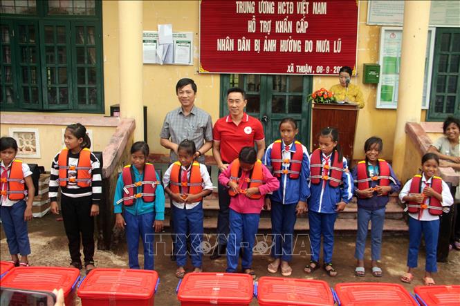Cruz Roja de Vietnam ofrece apoyos a víctimas de inundaciones en Quang Tri