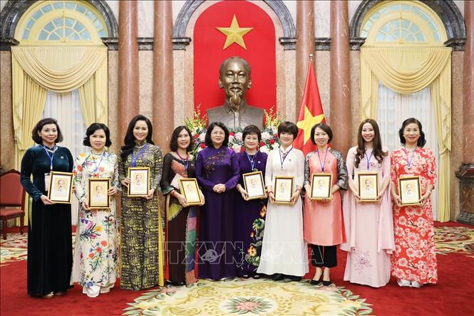 Vicepresidenta de Vietnam recibe a veteranas de guerra y empresarias destacadas de Hanói