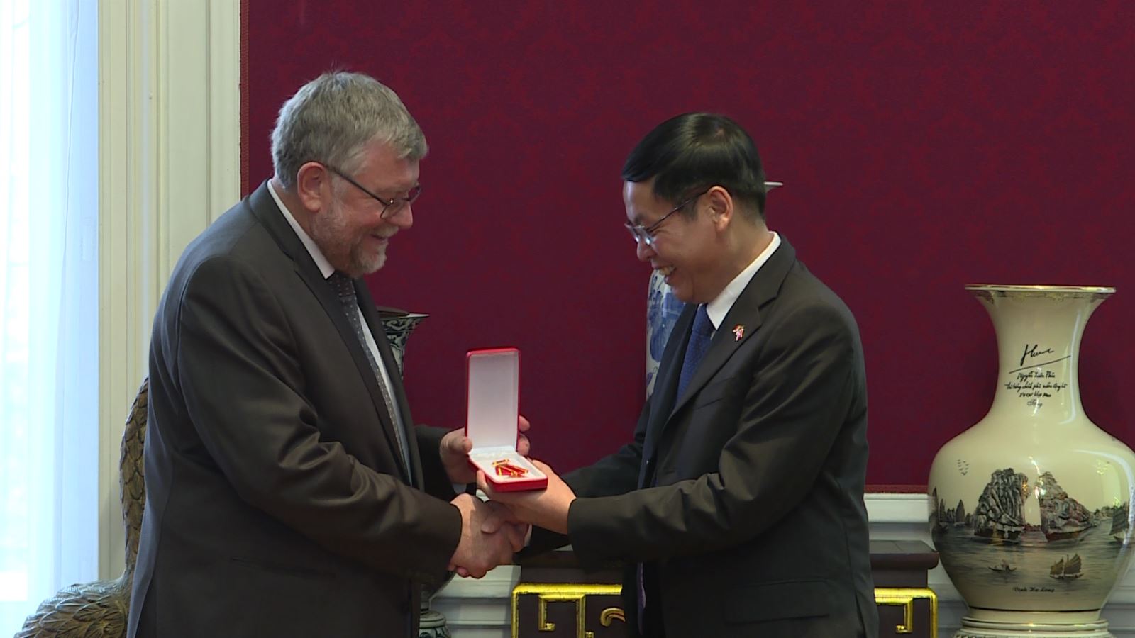Conceden Medalla de la Amistad a Asociación Bélgica-Vietnam