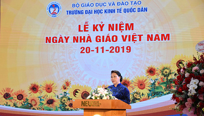 Presidenta del Parlamento de Vietnam felicita a maestros del país
