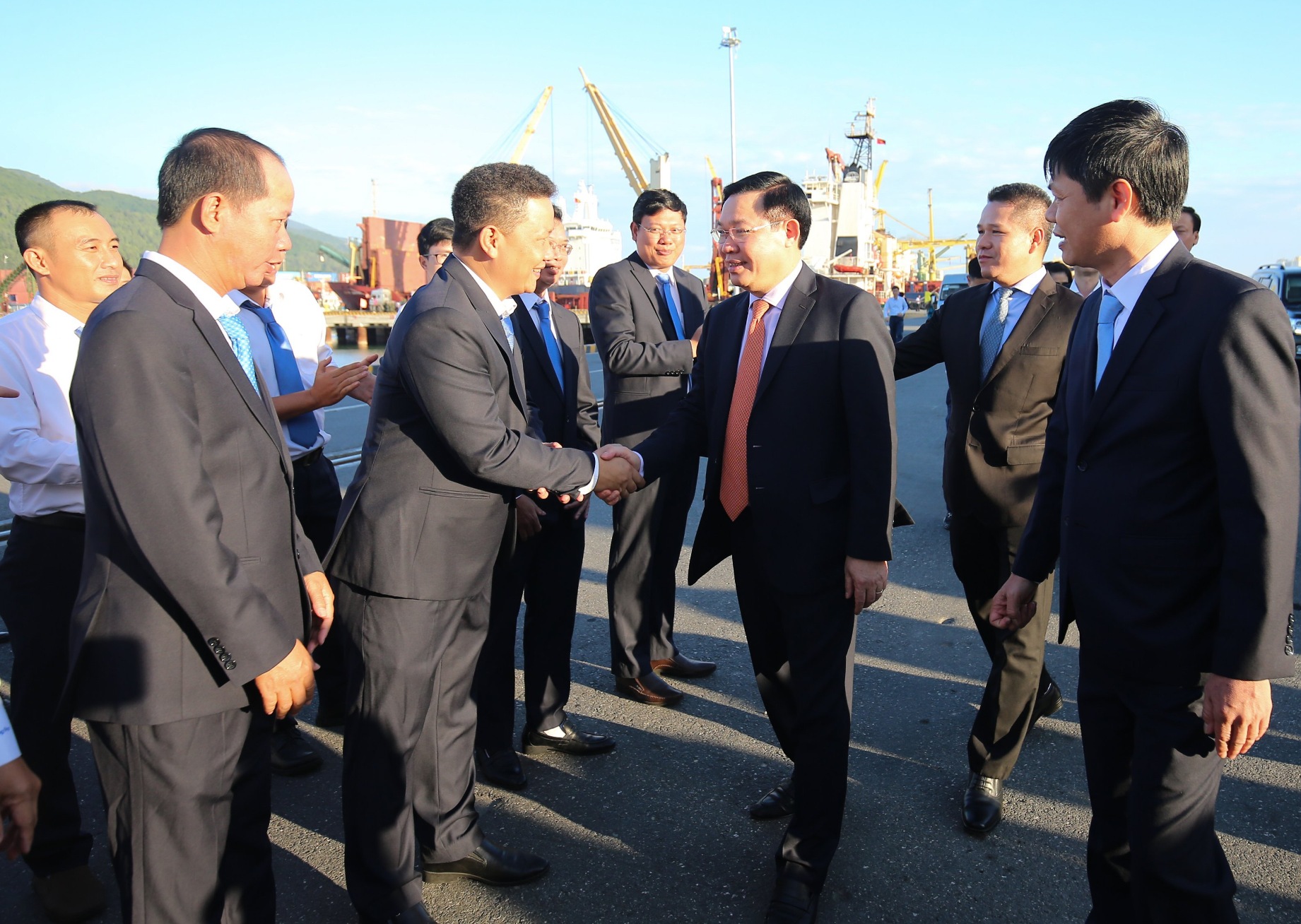 Viceprimer ministro de Vietnam visita puerto internacional de Da Nang