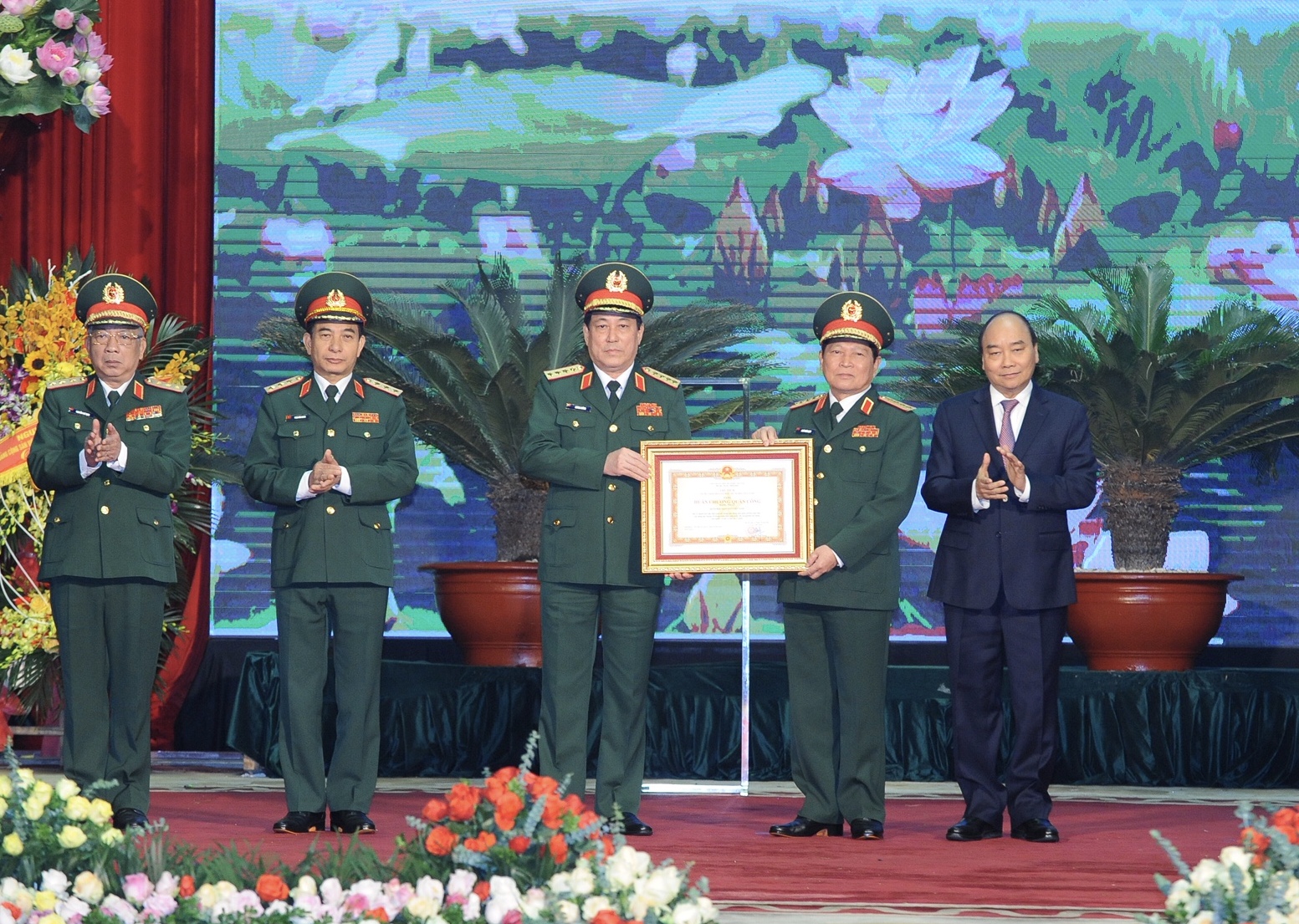 Vietnam celebra 75 aniversario de fundación del Ejército Popular