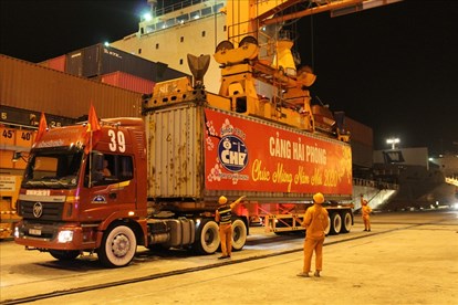Primeros contenedores internacionales en 2020 en puerto marítimo de Hai Phong