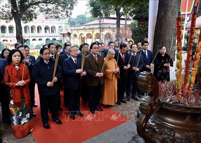 Dirigente partidista ofrece inciensos en la Ciudadela Real de Thang Long