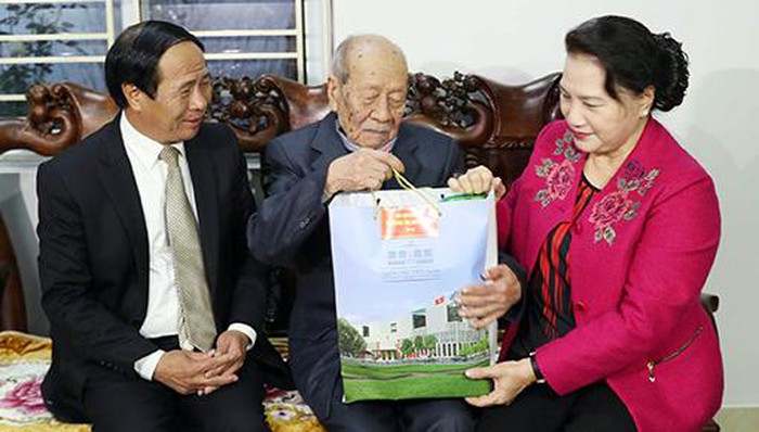 Líder parlamentaria entrega regalos a personas meritorias en Hai Phong