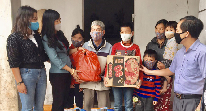 Vietnamitas entusiasmados por el paquete de apoyo del Gobierno frente al Covid-19