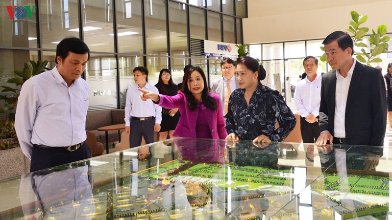 Presidenta del Parlamento vietnamita se reúne con empresas extranjeras en Ba Ria-Vung Tau