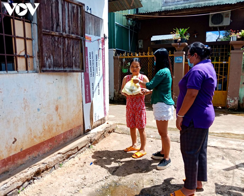 “Bep Com Xa Hoi” entrega comidas gratis a los afectados por covid-19 en Dak Lak