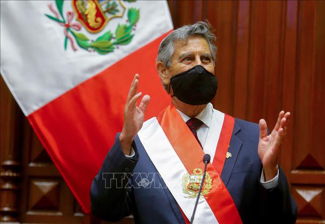 Francisco Sagasti jura su cargo como presidente interino de Perú