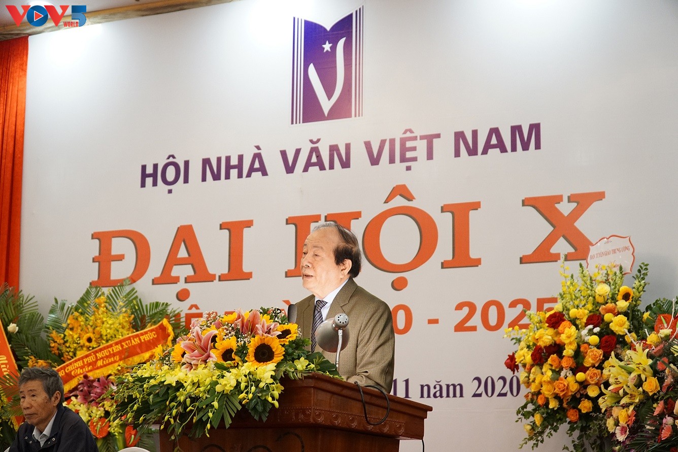 Promueve la presentación de la literatura de Vietnam al mundo