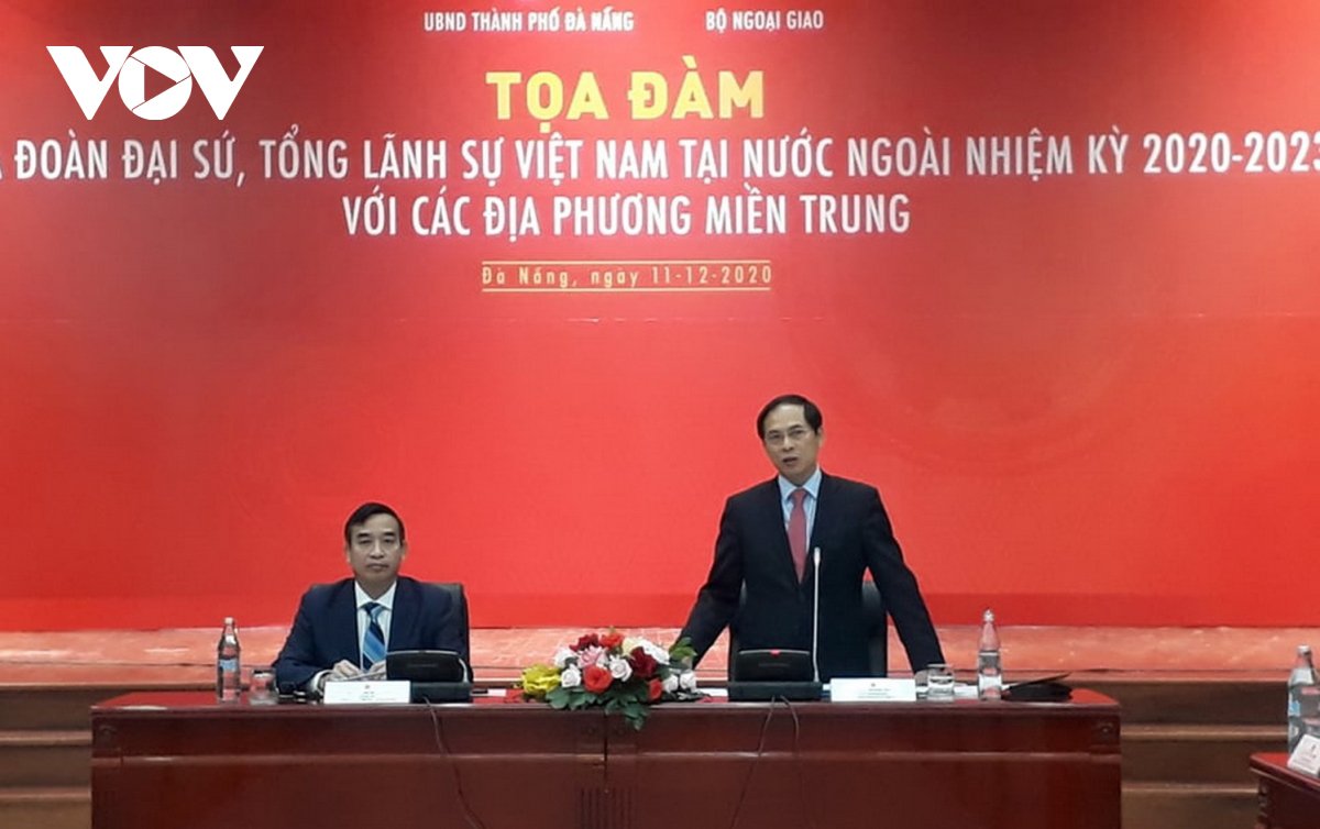 Representaciones diplomáticas de Vietnam en ultramar se reúnen con dirigentes de provincias centrales del país