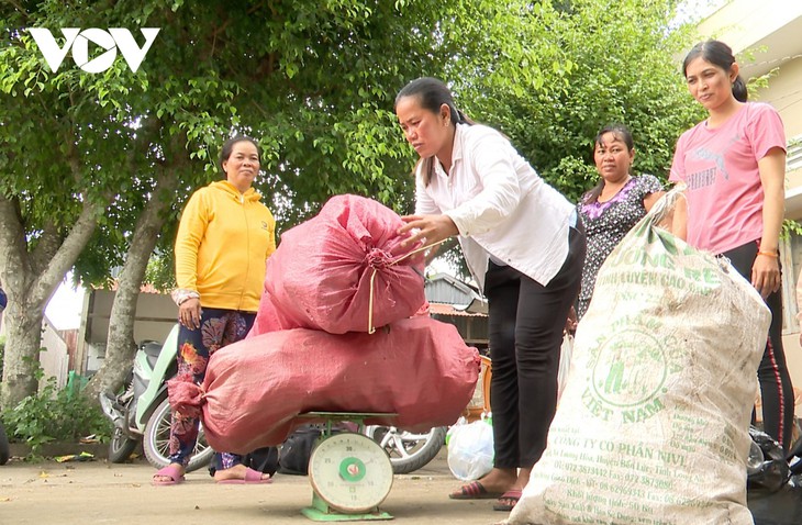 Mujeres de Soc Trang con el modelo “Ganar dinero clasificando los residuos domésticos”