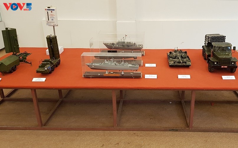 Inauguración de una exposición sobre el desarrollo del Partido Comunista de Vietnam