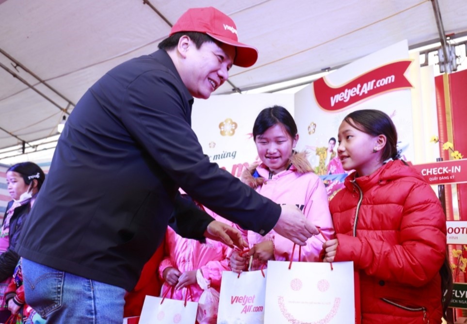 Entrega de regalos del Tet a las minorías étnicas de Lao Cai
