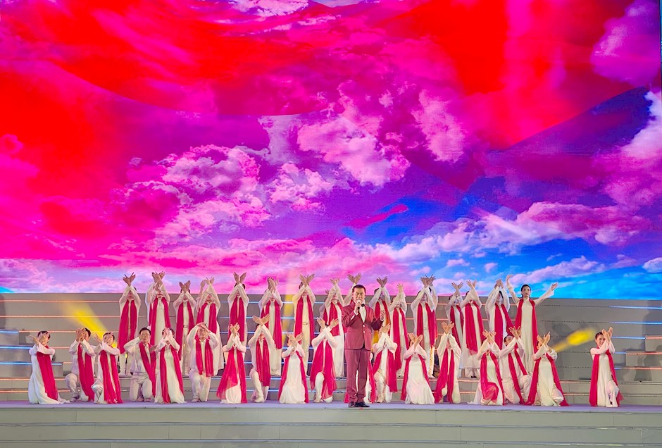 Ofrecen programas artísticos en honor al Partido Comunista de Vietnam