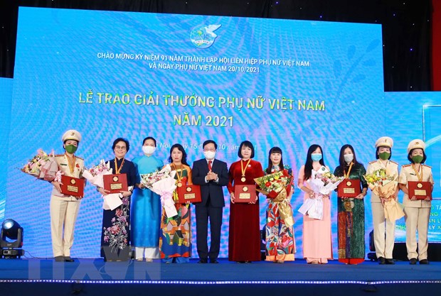 Entregan el Premio de la Mujer de Vietnam 2021 con proyectos de emprendimiento destacados
