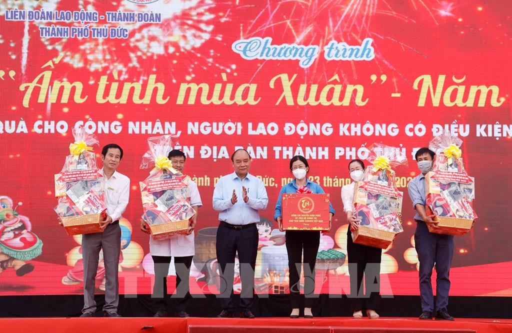 El presidente Nguyen Xuan Phuc presta atención a compatriotas de Ciudad Ho Chi Minh en vísperas del Tet