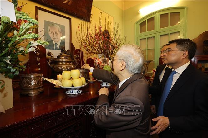 Secretario general del Partido Comunista de Vietnam ofrece inciensos en homenaje póstumo a líderes del Estado