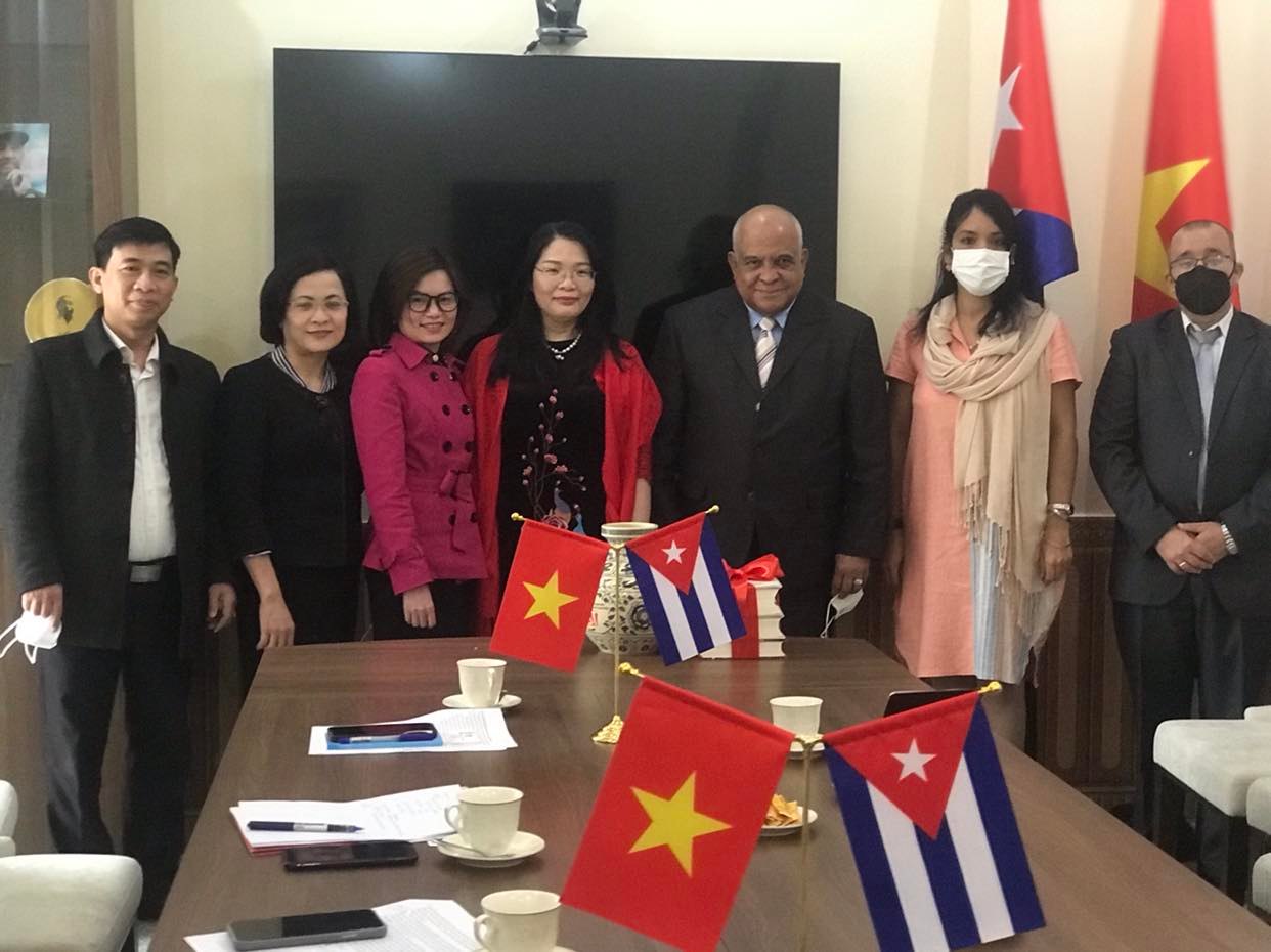 Vietnam y Cuba promueven la difusión de libros teóricos y políticos
