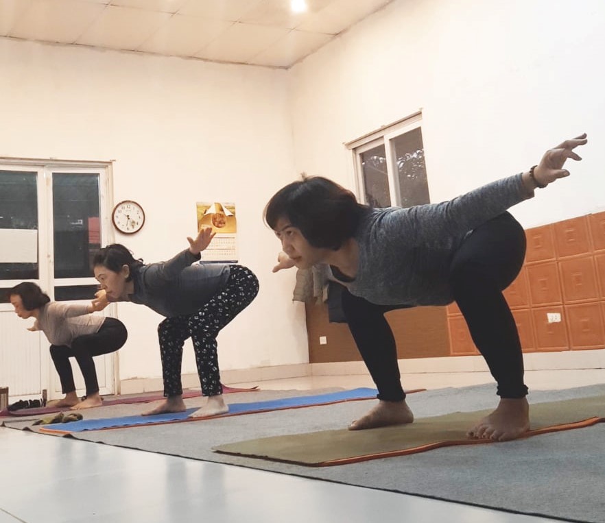 Enseñan ejercicios de respiración a pacientes curados del covid-19 en Hanói