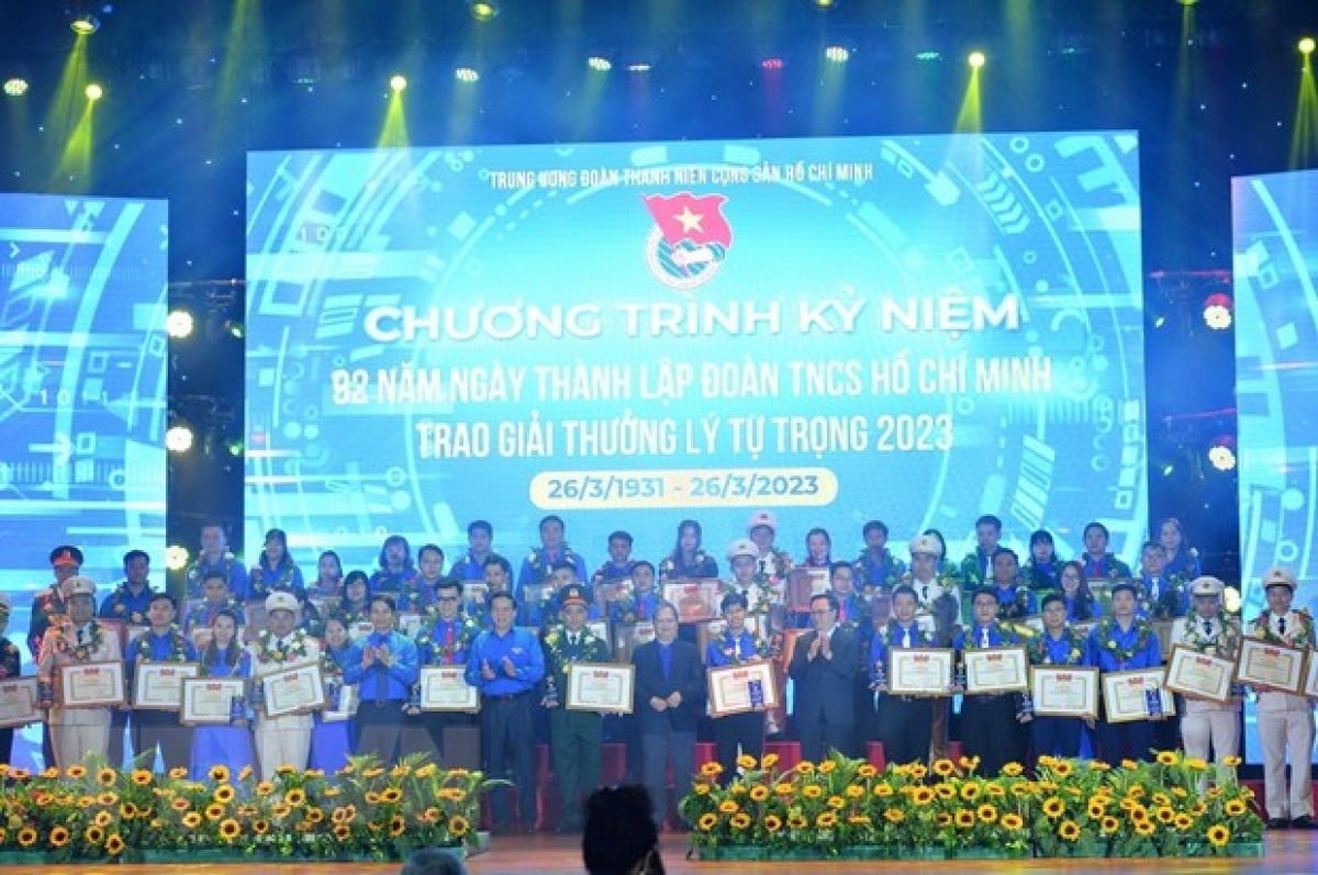 Otorgan premio Ly Tu Trong a 100 miembros destacados de la Unión de Jóvenes Comunistas Ho Chi Minh